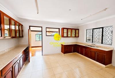 5 Bed House with En Suite in Nyari - 3
