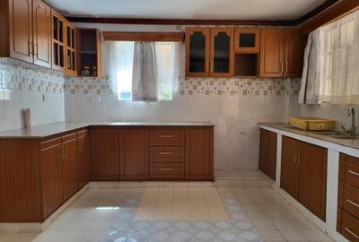 5 Bed House with En Suite in Runda - 3