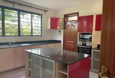 5 Bed Townhouse with En Suite at Lavington - 2