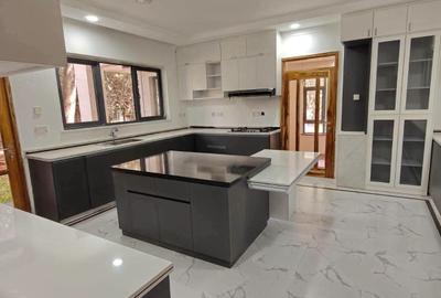 5 Bed Townhouse with En Suite in Karen - 4
