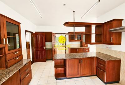 5 Bed House with En Suite in Rosslyn - 4