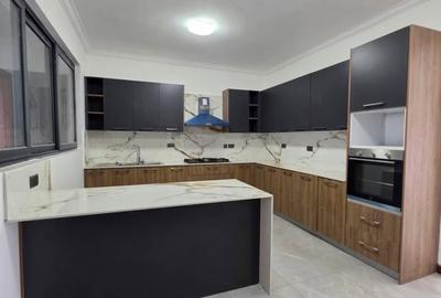 3 Bed Apartment with En Suite at Othaya Road - 4
