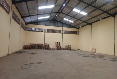 5,546 ft² Warehouse with Parking in Mlolongo - 3