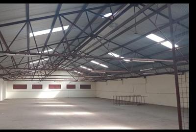 25,000 ft² Warehouse with Parking in Industrial Area