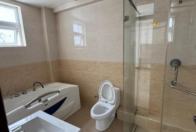 3 Bed Apartment with En Suite in Lavington - 4