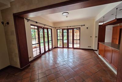 4 Bed House with En Suite in Ridgeways - 2
