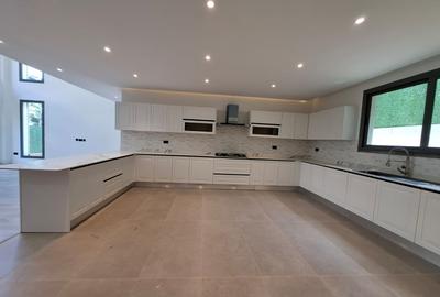 5 Bed Townhouse with En Suite in Lavington - 2