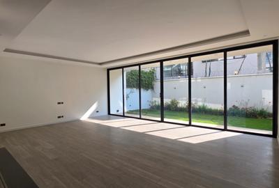 5 Bed Townhouse with En Suite in Lavington - 2