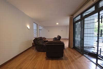 5 Bed Townhouse with En Suite in Spring Valley - 3