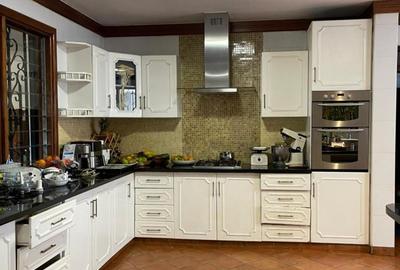 5 Bed Townhouse with Swimming Pool in Spring Valley - 3