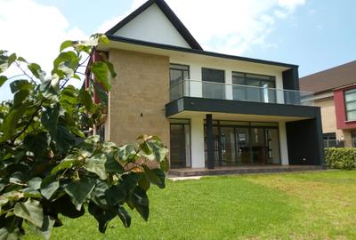 4 Bed House with En Suite in Garden Estate