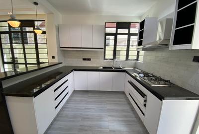 4 Bed House with En Suite in Membley - 4