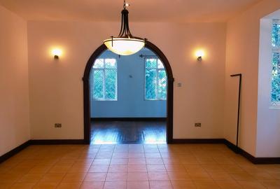 5 Bed Villa with En Suite in Rosslyn - 3