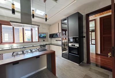4 Bed Villa with Swimming Pool in Runda - 3