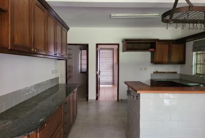 5 Bed Townhouse with En Suite in Rosslyn - 4
