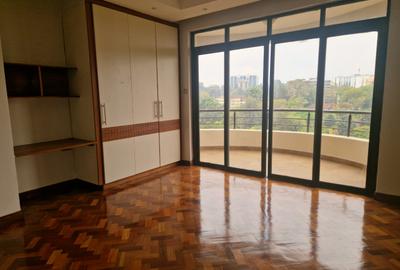 4 Bed Apartment with En Suite in Riverside - 4