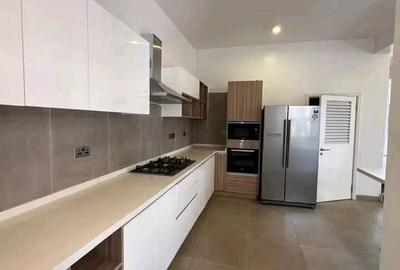 4 Bed Villa with En Suite in Lavington - 3