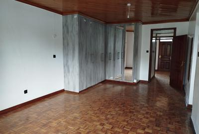 5 Bed House with En Suite in Lavington - 2
