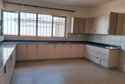 5 Bed Townhouse with En Suite in Kyuna - 2
