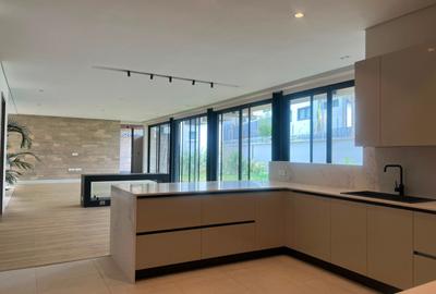5 Bed Townhouse with En Suite in Brookside - 3
