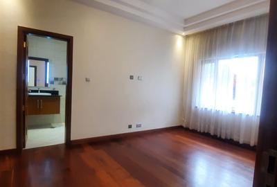 5 Bed Townhouse with En Suite at Lavington - 4