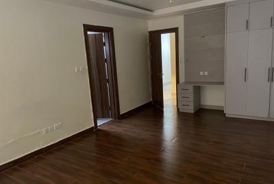 4 Bed Apartment with En Suite in Parklands - 3