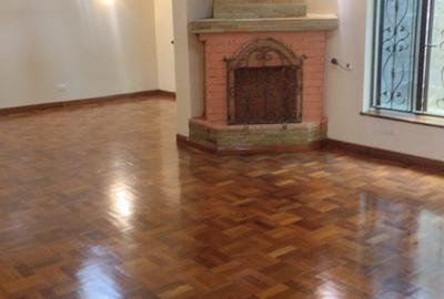 5 Bed House with En Suite in Lavington - 3