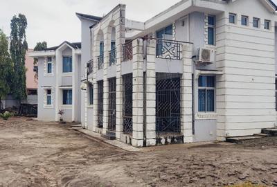 4 Bed Townhouse with En Suite in Nyali Area - 2