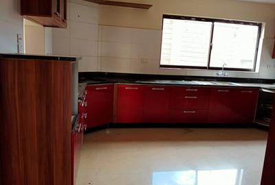 5 Bed Townhouse with En Suite in Brookside - 3