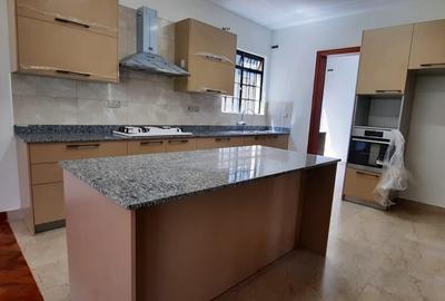 5 Bed Townhouse with En Suite in Lavington - 2
