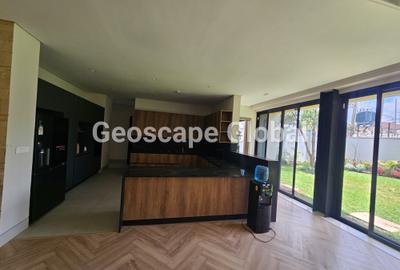 5 Bed Townhouse with En Suite in Brookside - 2