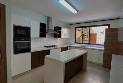 5 Bed Villa with En Suite in Lavington - 4
