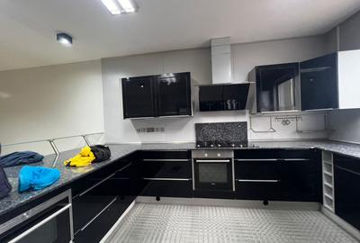 3 Bed Apartment with En Suite at Riverside Dr - 3