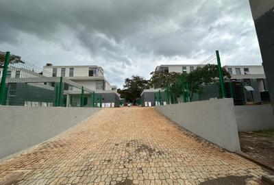 5 Bed Townhouse with En Suite in Karen - 3