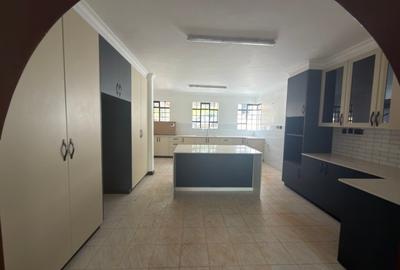 5 Bed House with En Suite in Ridgeways - 2