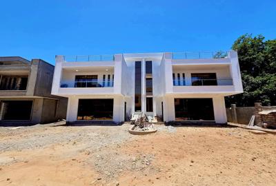 4 Bed Townhouse with En Suite at Coca-Cola - 2