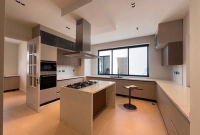 5 Bed Villa with En Suite in Runda - 3