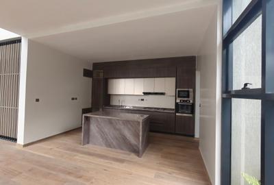 5 Bed Townhouse with En Suite in Runda - 3