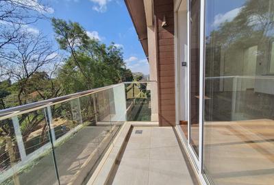 4 Bed Townhouse with En Suite at Lavington - 3