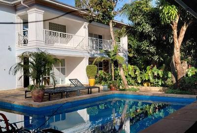 5 Bed House with En Suite in Runda