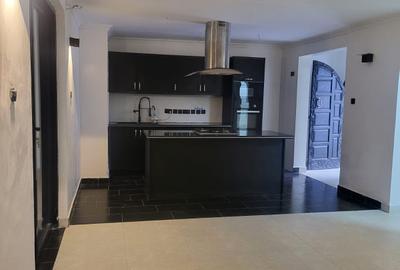 3 Bed House with En Suite in Runda - 3