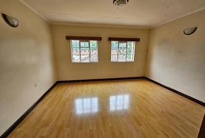 5 Bed Townhouse with En Suite at Lavington - 2