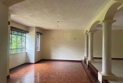 5 Bed Townhouse with En Suite in Spring Valley - 3