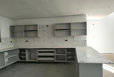 5 Bed Townhouse with En Suite in Lavington - 2