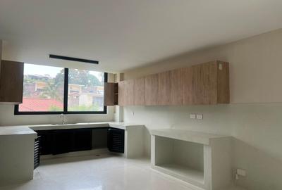 5 Bed Townhouse with En Suite in Brookside - 2