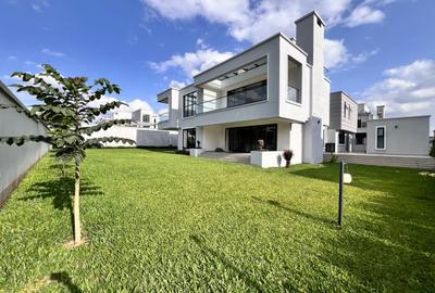 5 Bed Villa with En Suite in Runda