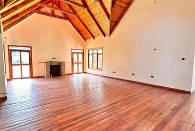 5 Bed House with En Suite in Ridgeways - 4