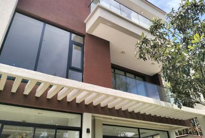 5 Bed Townhouse with En Suite in Lavington - 3