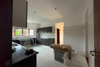 5 Bed Townhouse with En Suite in Runda - 2