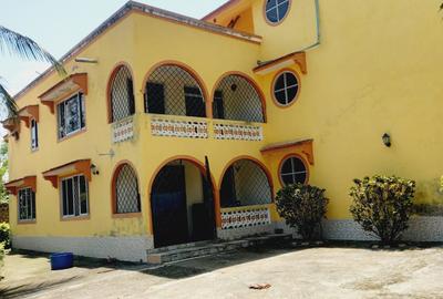 5 Bed Townhouse with En Suite in Bamburi - 3